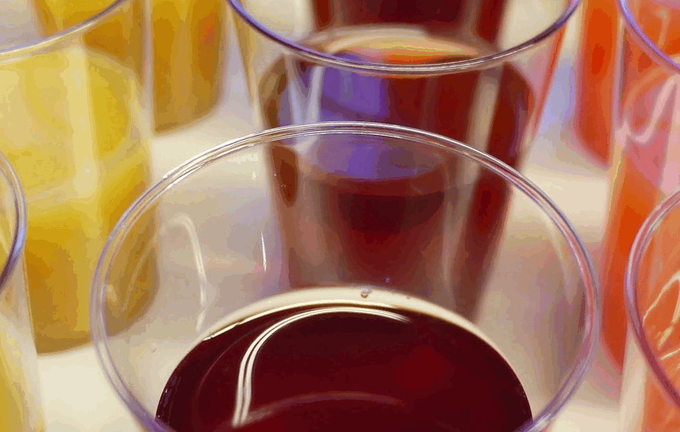 OVO IZBEGAVAJTE!  Koje piće je najgori izbor kada su <span style='color:red;'><b>visoke temperature</b></span>?